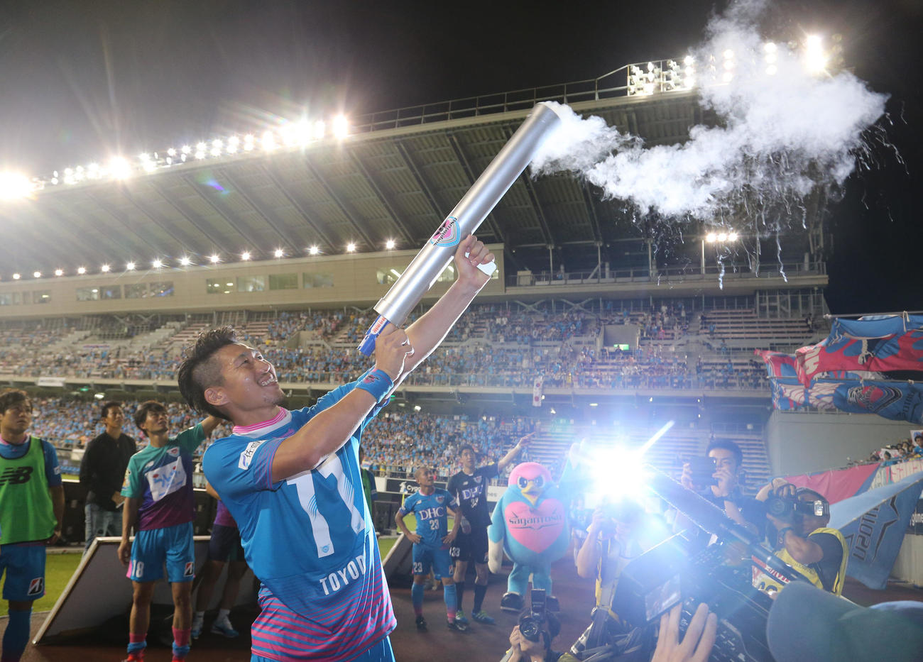 2016年7月2日、鳥栖対東京　決勝ゴールを決めた鳥栖FW豊田はサポーターに勝利のバズーカ砲？　をぶっ放す