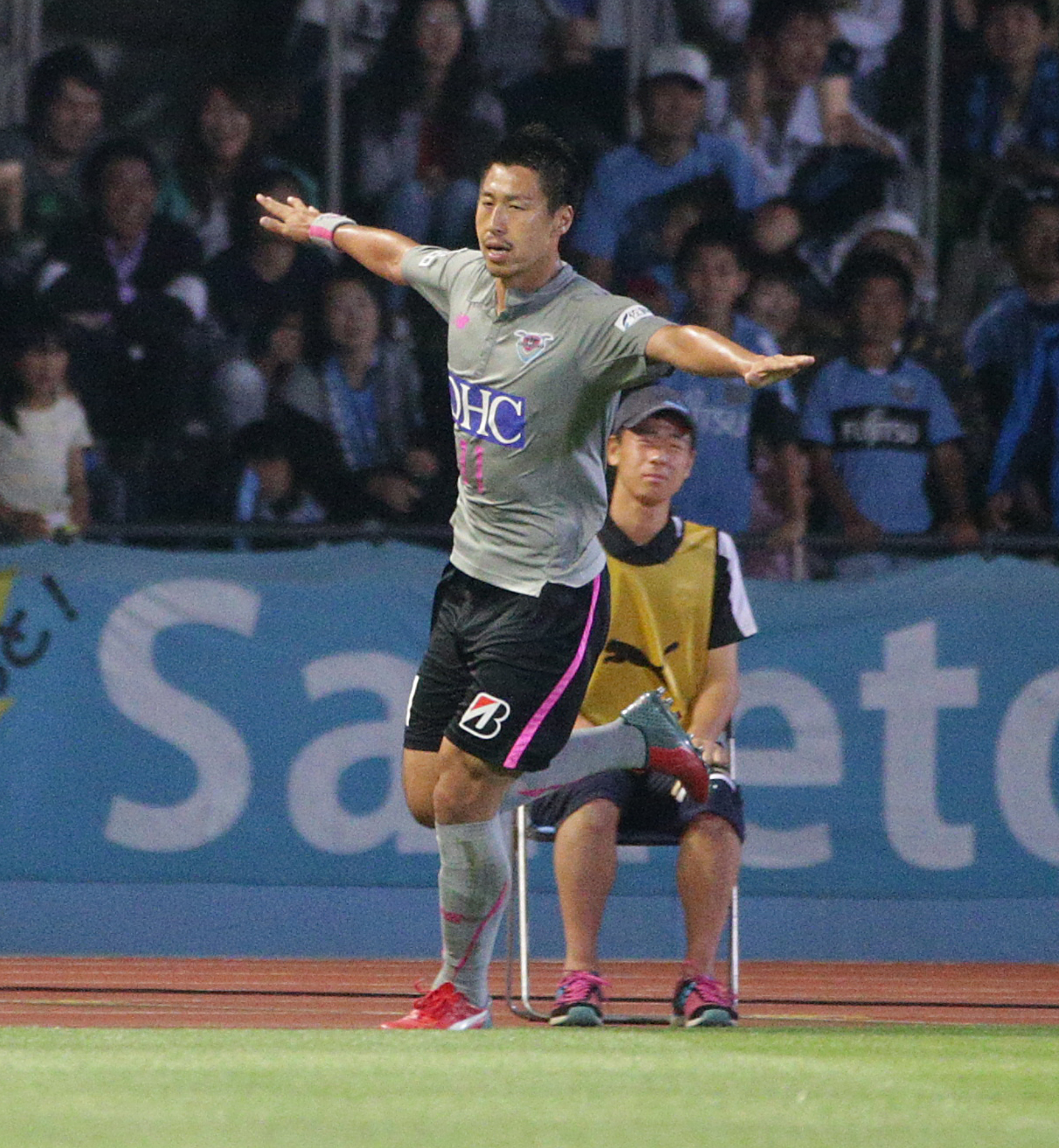 15年5月23日、川崎F対鳥栖　前半、同点ゴールを決めピッチを駆ける鳥栖FW豊田陽平