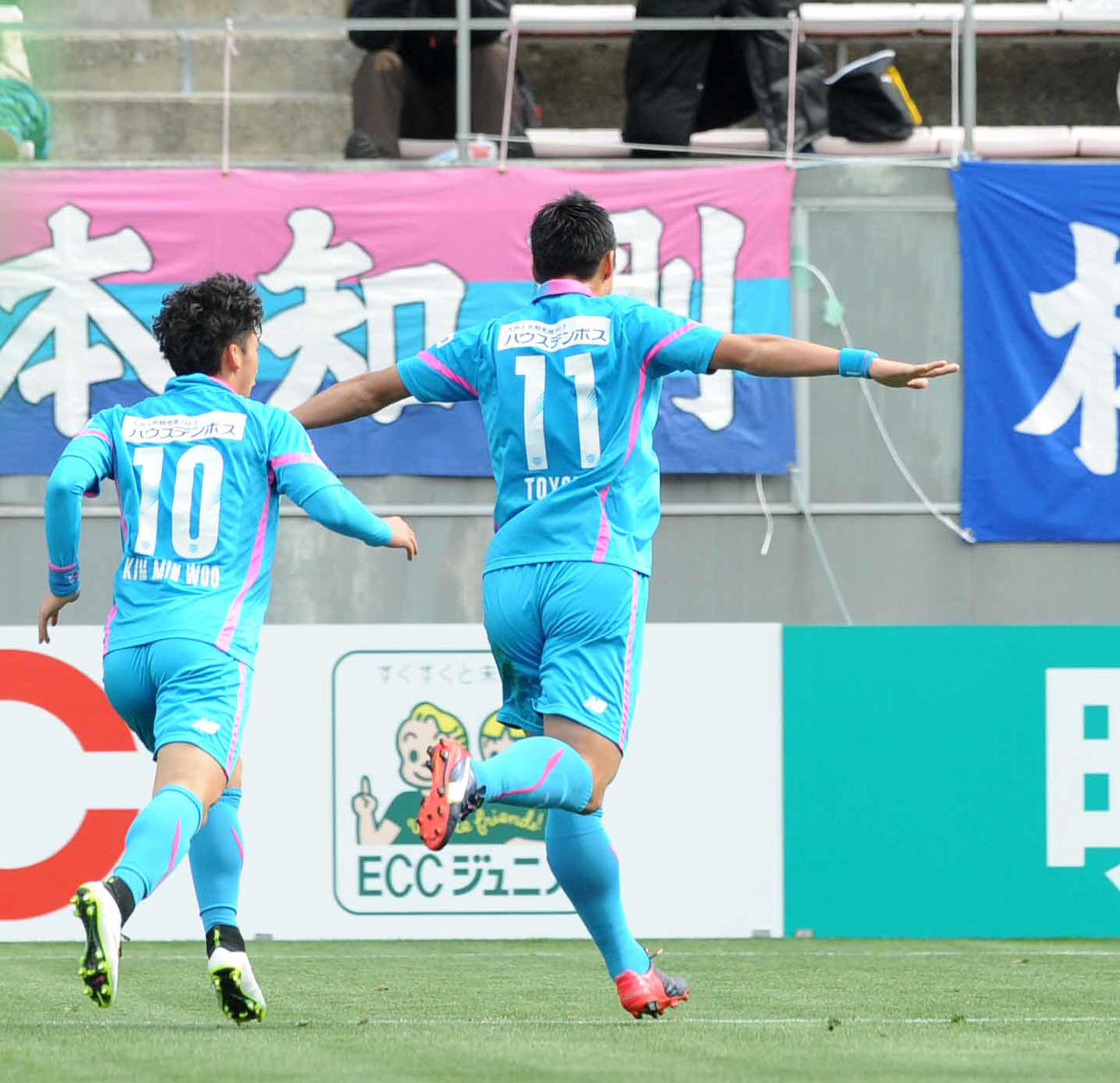 15年3月7日、鳥栖対新潟　前半27分、自ら得たPKを決め飛行機ポーズでスタンドに走る鳥栖FW豊田陽平