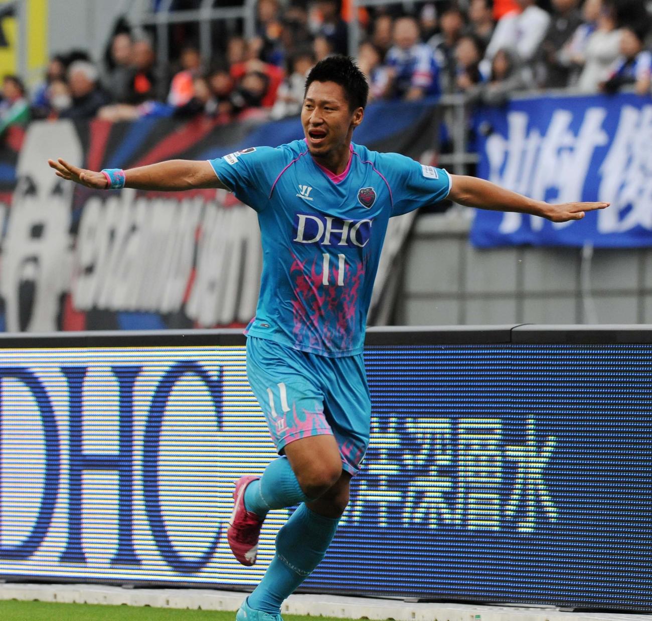 14年10月5日、鳥栖対横浜　前半38分、ヘディングで先制ゴールを奪い喜ぶ鳥栖FW豊田陽平