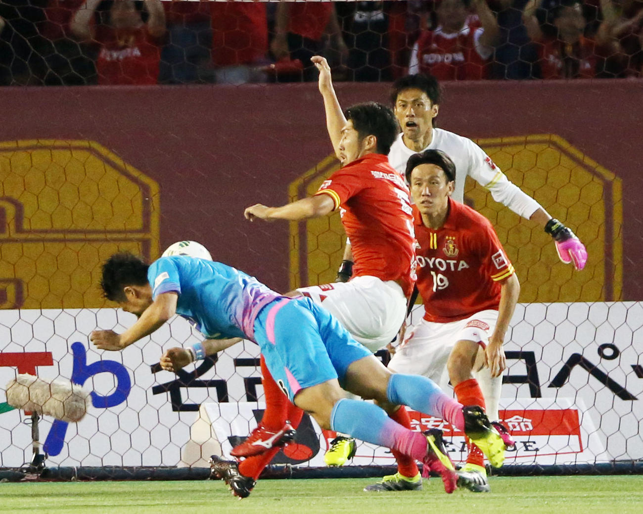 16年6月11日、名古屋対鳥栖　前半、ヘディングで先制ゴールを決める鳥栖FW豊田陽平（手前）。GK楢崎