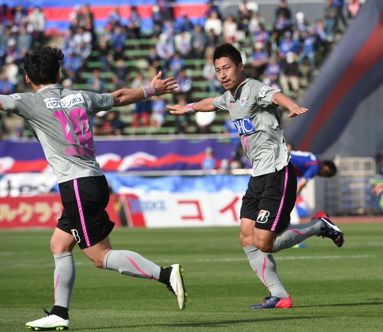 15年4月18日、甲府対鳥栖　後半、鳥栖FW豊田15年4月18日（右）はゴールを決め両手を広げて走る