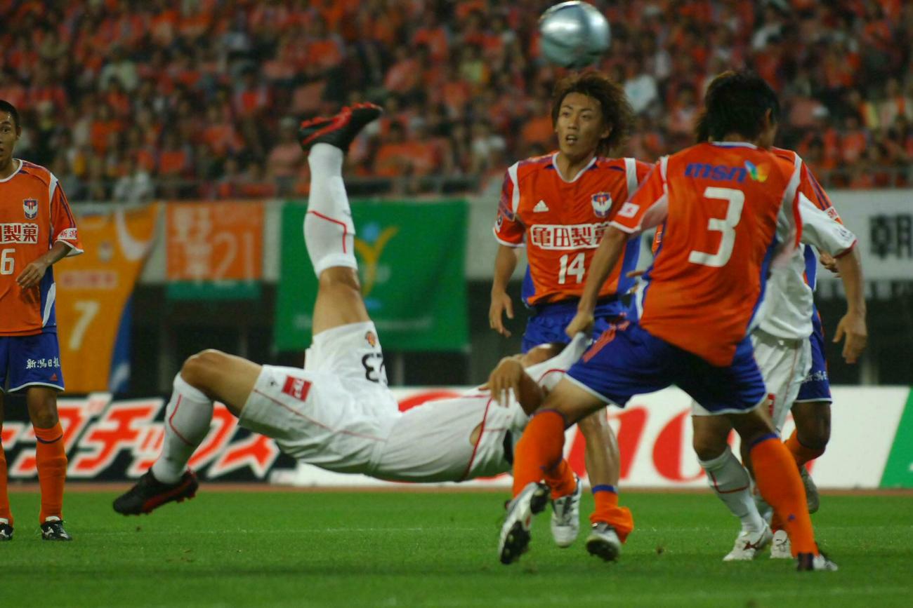 オーバーヘッドシュートする名古屋時代の豊田陽平（2005年7月撮影）