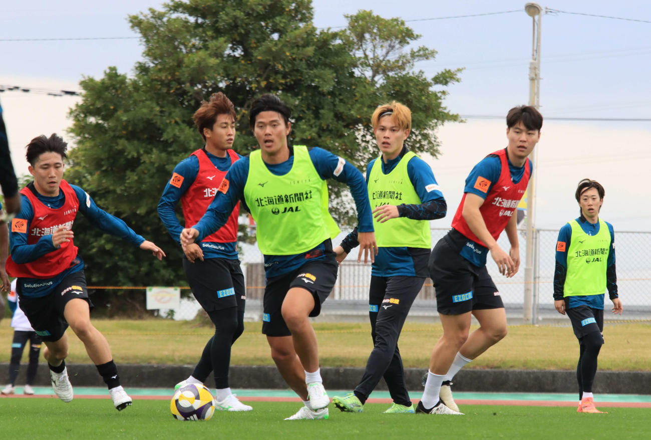 練習に参加する札幌岡田（左から2人目）、西野（同3人目）、中島（同4人目）（撮影・保坂果那）