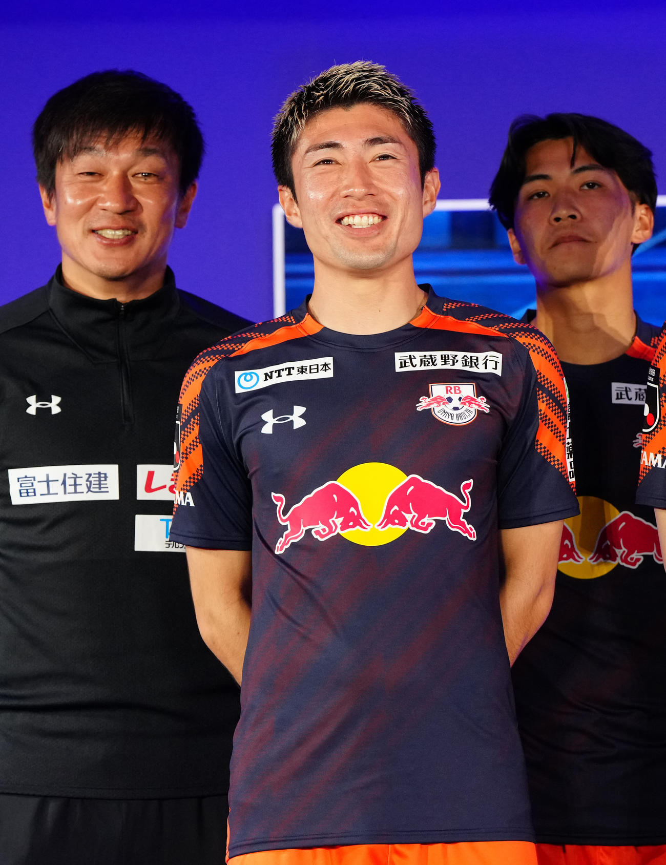キックオフイベントに臨み、笑顔で写真に納まるRB大宮新加入の豊川（中央）。左は戸田コーチ、右は福井（撮影・江口和貴）