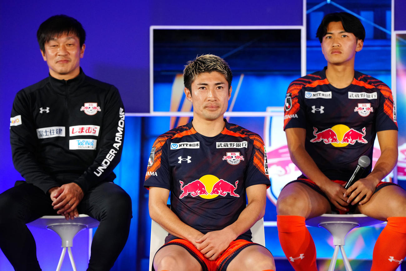 キックオフイベントに臨むRB大宮新加入の豊川（中央）。左は戸田コーチ、右は福井（撮影・江口和貴）
