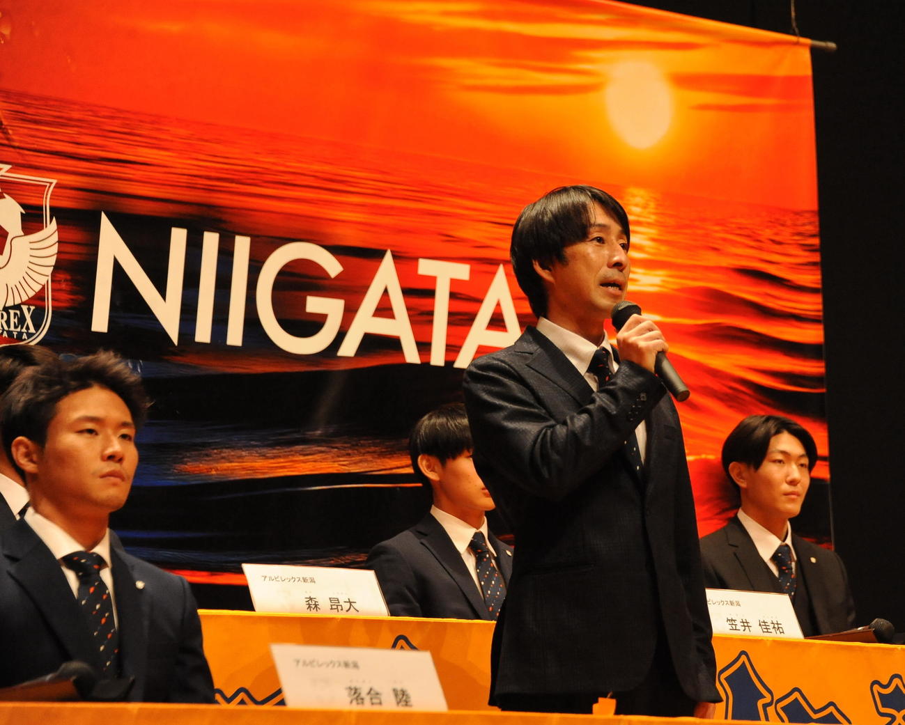 今季の抱負を語る樹森新監督（手前右）（撮影・小林忠）