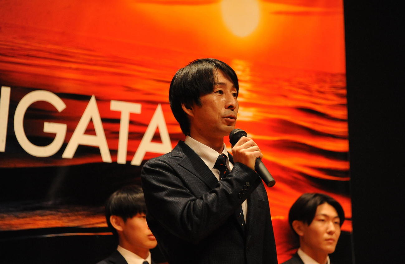 今季の抱負を語る樹森新監督（手前）（撮影・小林忠）