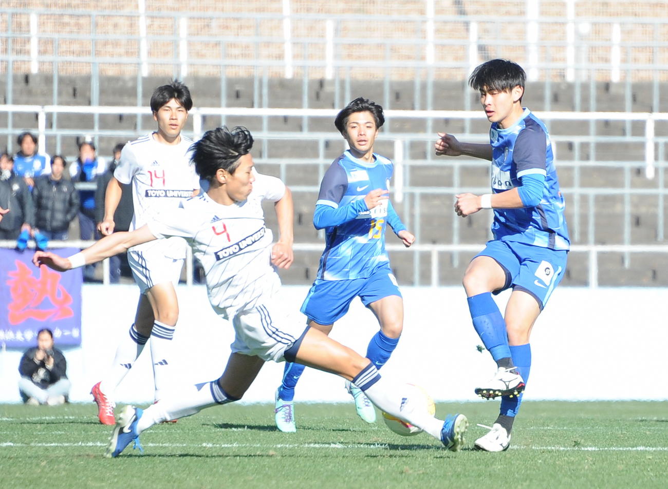 新潟内定同士の対戦となったインカレ準決勝で競り合う東洋大・稲村（左）と桐蔭横浜大・笠井（撮影・小林忠）
