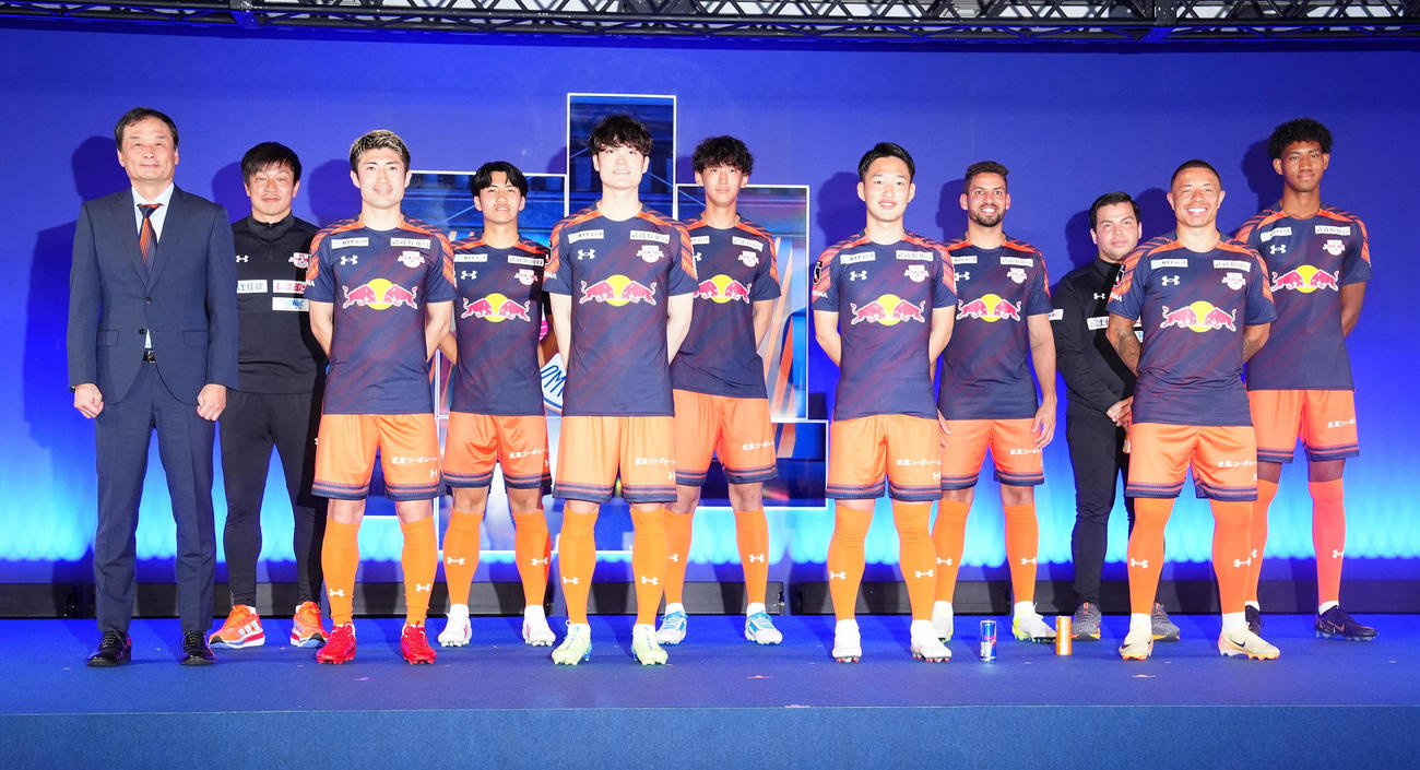 キックオフイベントで写真に納まるRB大宮新加入の選手たち。左から長沢監督、戸田コーチ、豊川、福井、安光、中山、谷内田、ガブリエウ、上原通訳、カプリーニ、磯崎（撮影・江口和貴）