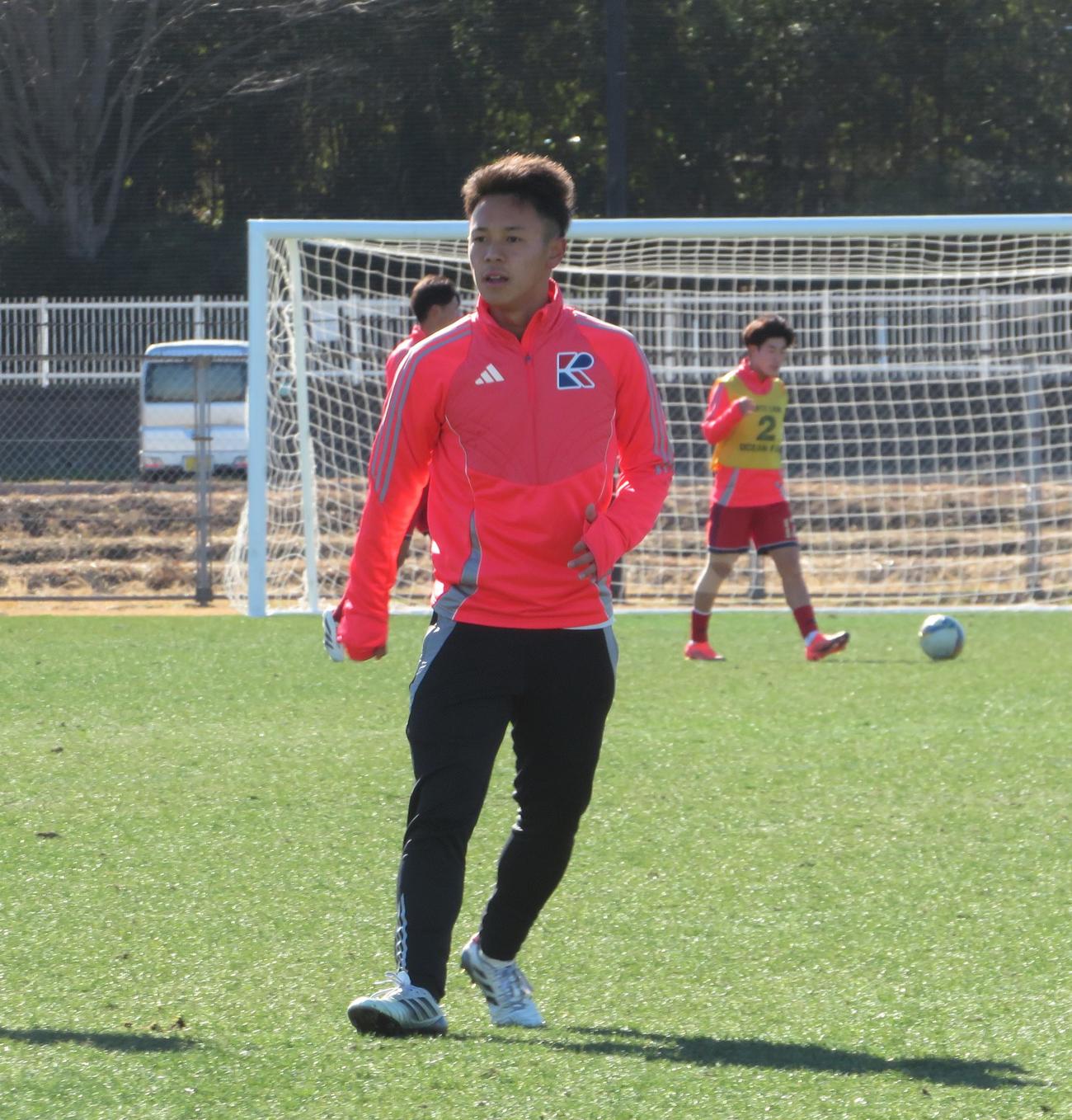 全国高校サッカー選手権準決勝の東海大相模戦に向けて調整した流通経大柏の柚木創（撮影・佐藤成）