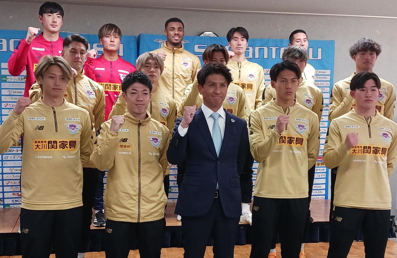 鳥栖新体制発表でガッツポーズする小菊新監督（前列左から3人目）、MF西川（前列左端）ら（撮影・菊川光一）