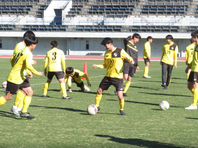 明るい雰囲気で練習に励む沖本（中央）ら東海大相模の選手たち