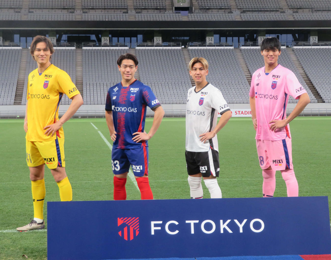 FC東京の新体制発表会見に出席した、左から野沢大志ブランドン、俵積田晃太、安斎颯馬、後藤亘（撮影・佐藤成）