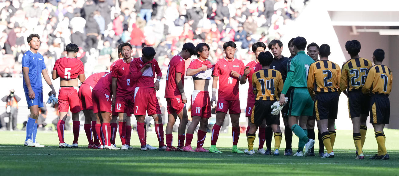 東福岡対前橋育英　前橋育英に敗れ決勝進出を逃し、肩を落とす東福岡イレブン（撮影・鈴木みどり）
