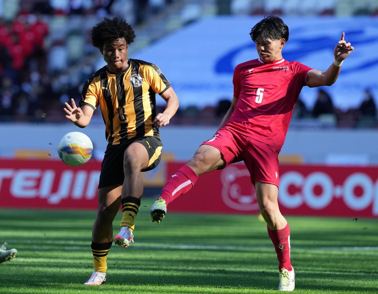 東福岡対前橋育英　前半、競り合う前橋育英・オノノジ（左）と東福岡・山禄（撮影・鈴木みどり）
