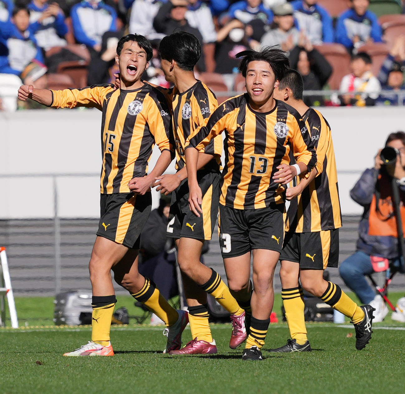 東福岡対前橋育英　後半、ゴールを決めガッツポーズする前橋育英・佐藤（左）（撮影・鈴木みどり）