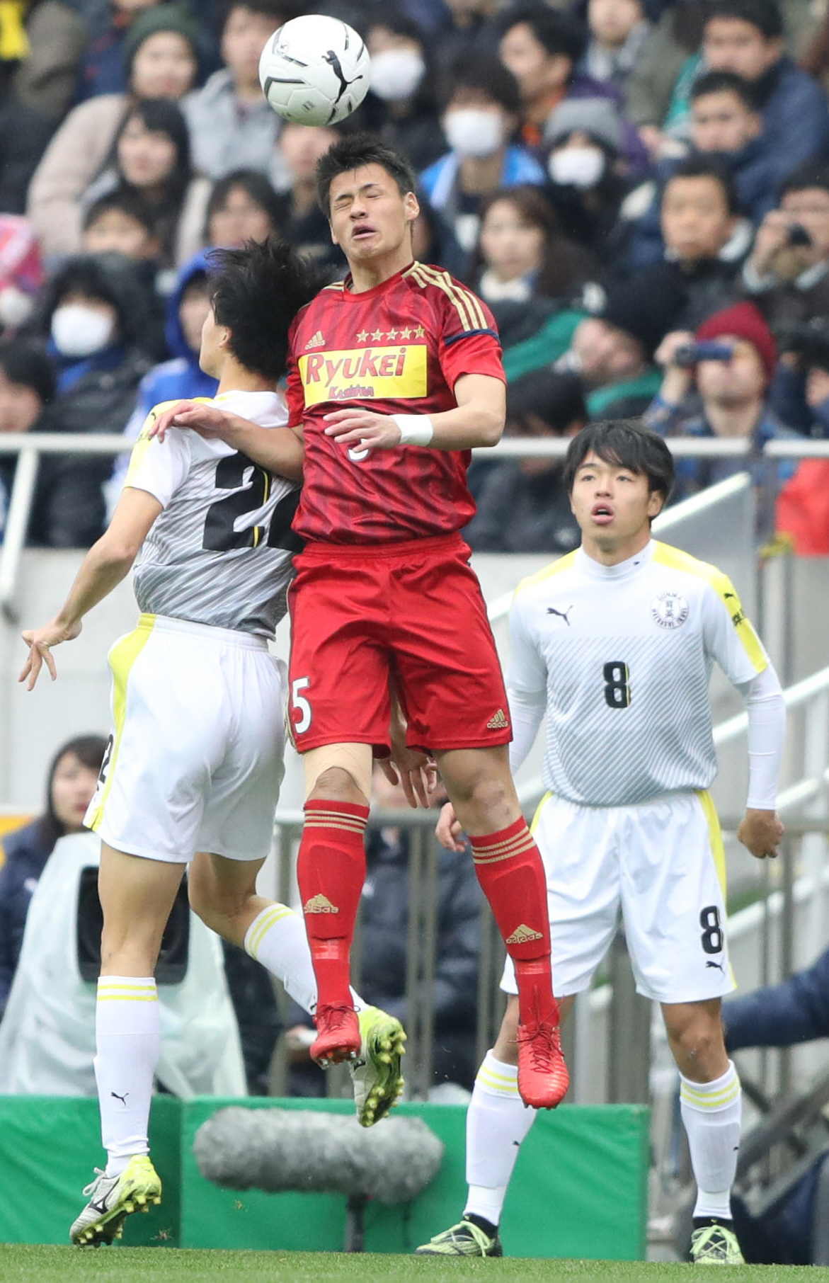 前橋育英FW榎本樹（左）と競り合う流通経大柏DF関川郁万（2018年1月8日撮影）