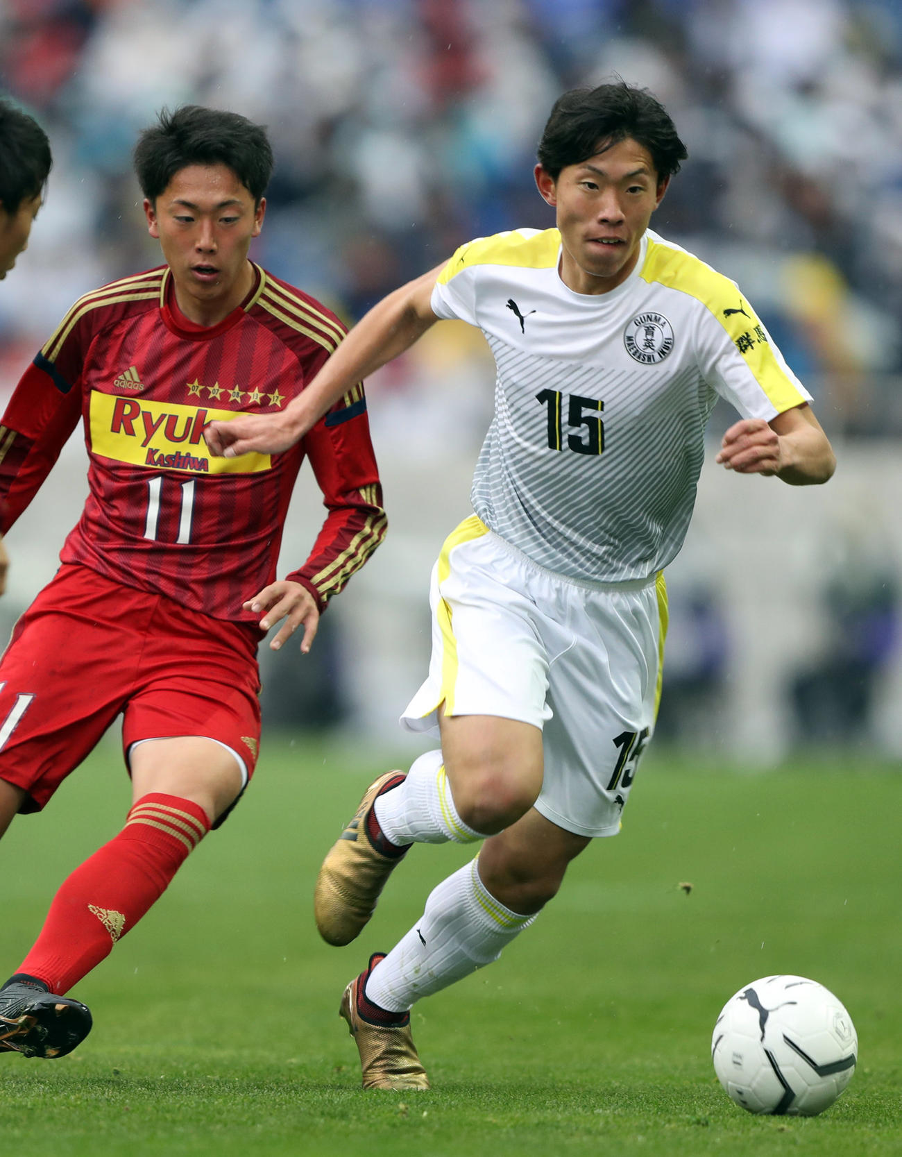 前線へ駆け上がる前橋育英DF渡辺泰基（右）。左は流通経大柏FW安城（2018年1月8日撮影）
