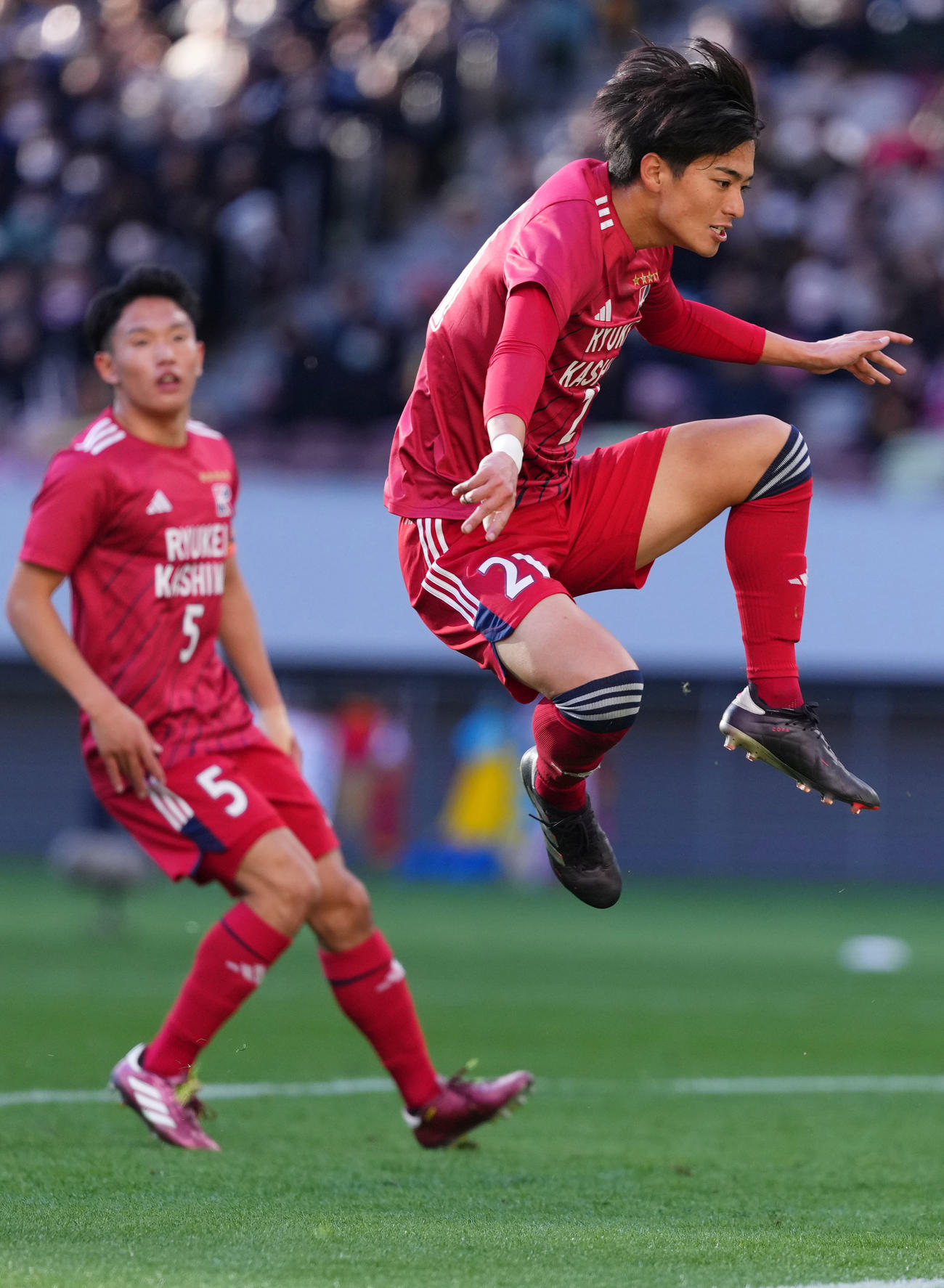 流通経大柏対東海大相模　前半、ボールを追う流通経大柏・宮里（右）（撮影・横山健太）