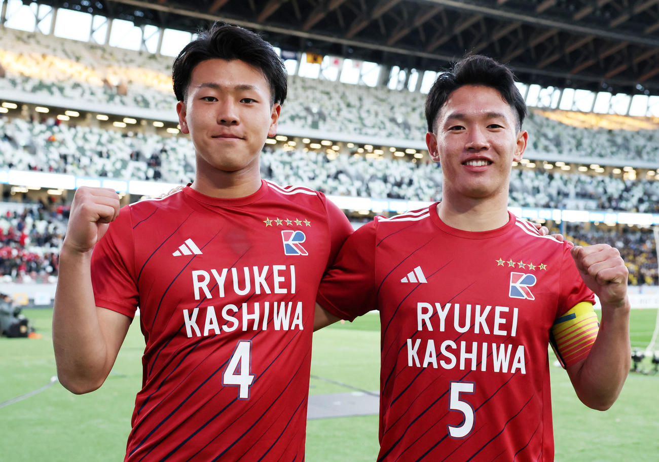 流通経大柏対東海大相模　決勝進出を決め笑顔でガッツポーズする流通経大柏・奈須（左）と佐藤のセンターバックコンビ（撮影・横山健太）