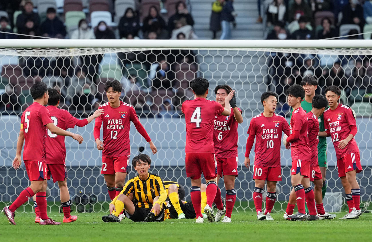 流通経大柏対東海大相模　決勝進出を決め歓喜する流通経大柏イレブン（撮影・横山健太）