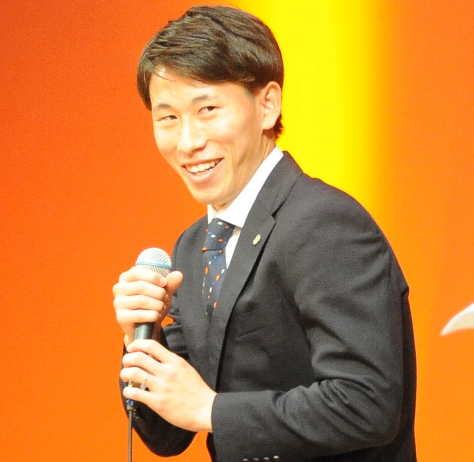 激励会のトークショーで笑顔を見せる新井（撮影・小林忠）