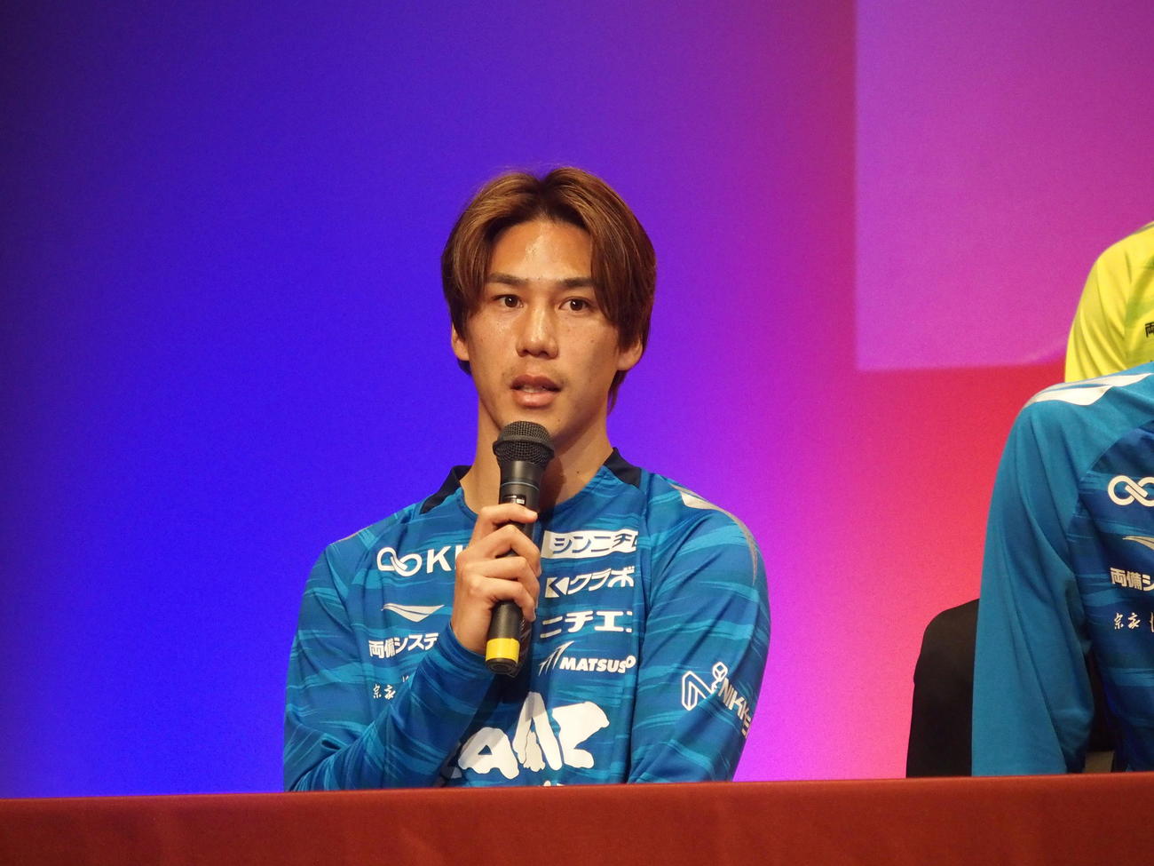 新体制発表会見で抱負を語る岡山MF江坂任（撮影・永田淳）