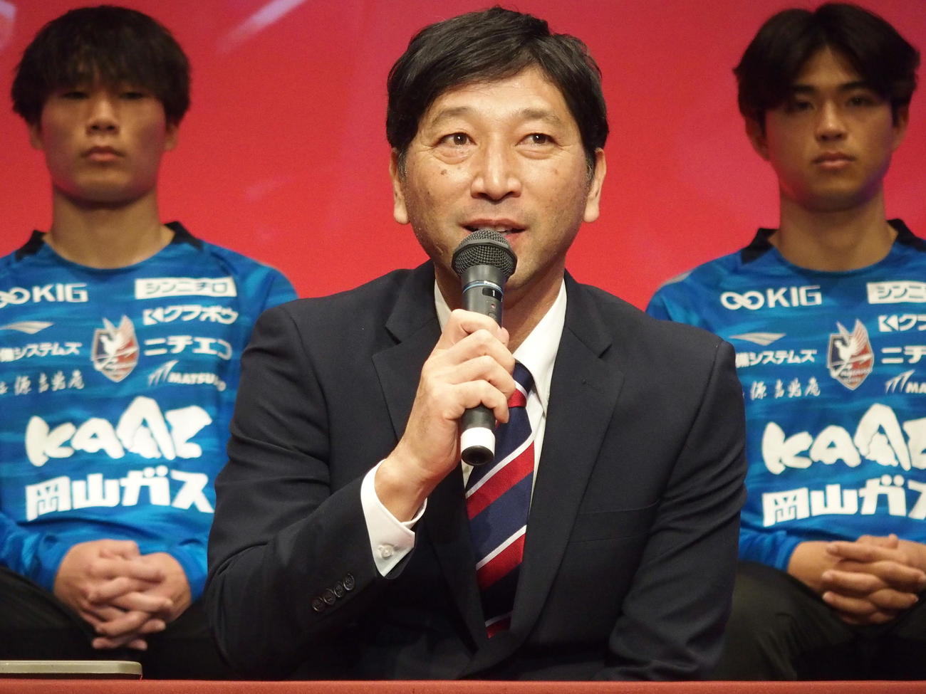 新体制発表会見で抱負を語る岡山の木山隆之監督（撮影・永田淳）