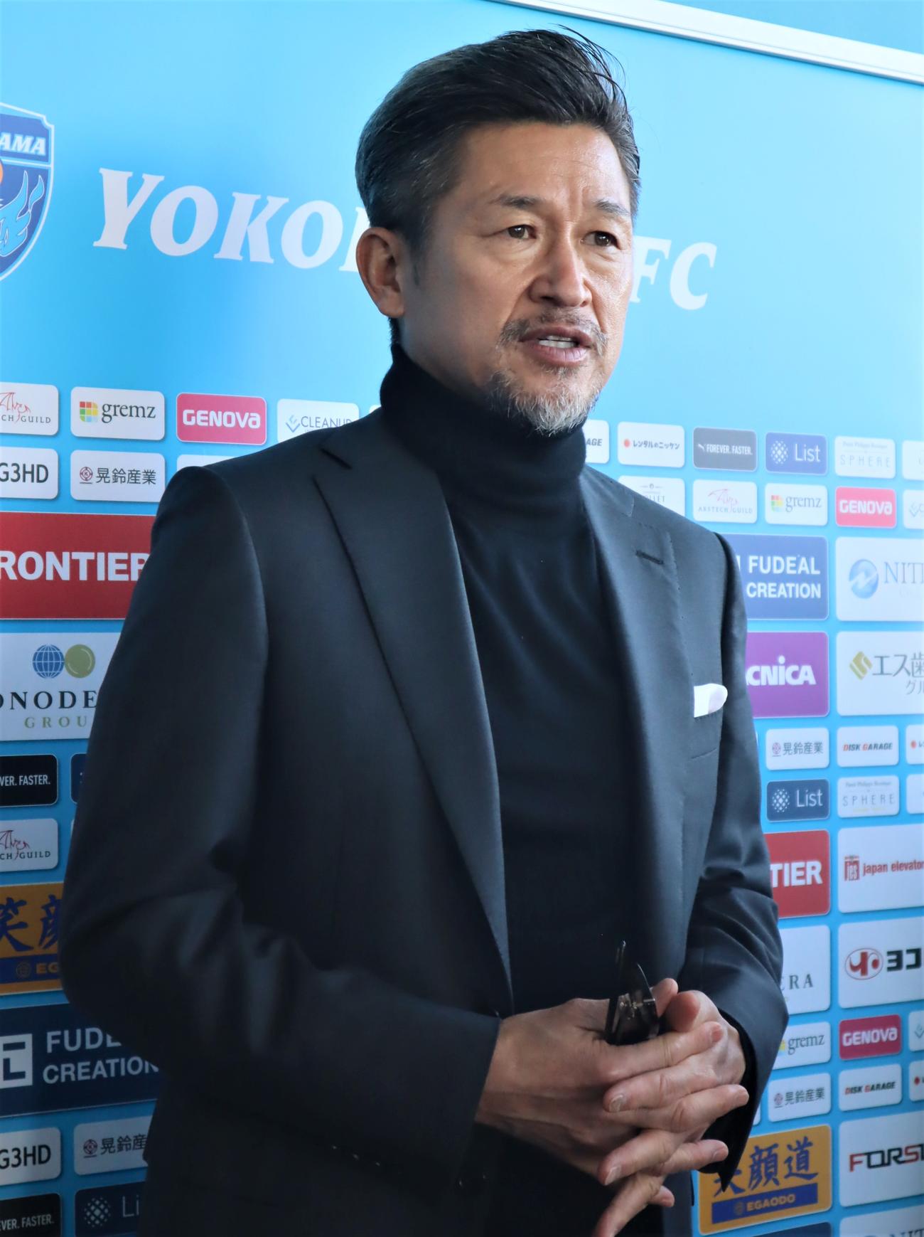 プロ40年目へ抱負を語った三浦知良（撮影・藤塚大輔）