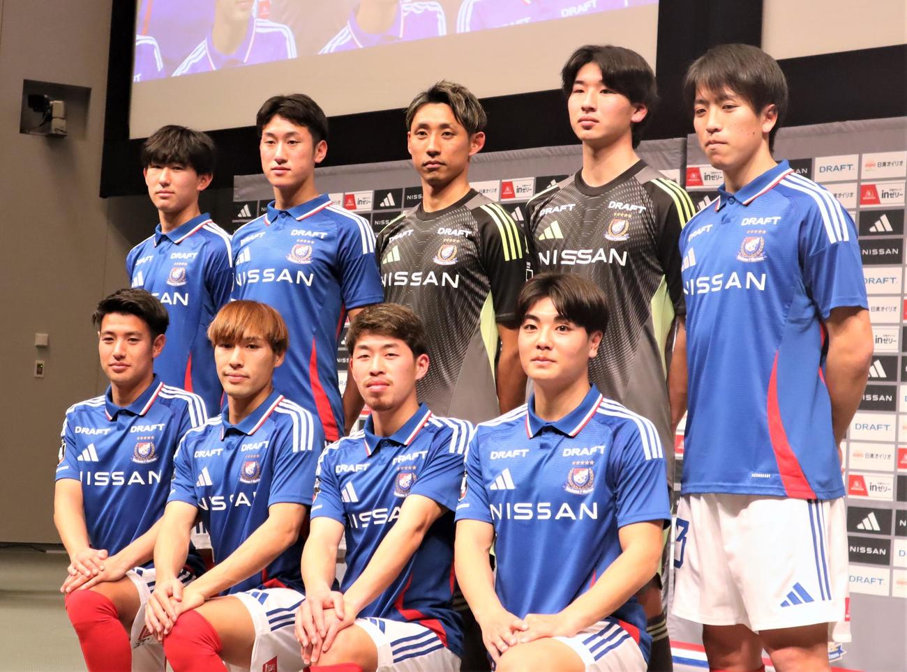 横浜F・マリノス新体制発表会に出席した前列左から松田、遠野、鈴木、木村卓、後列左から望月、浅田、朴、木村凌、埜口（撮影・藤塚大輔）