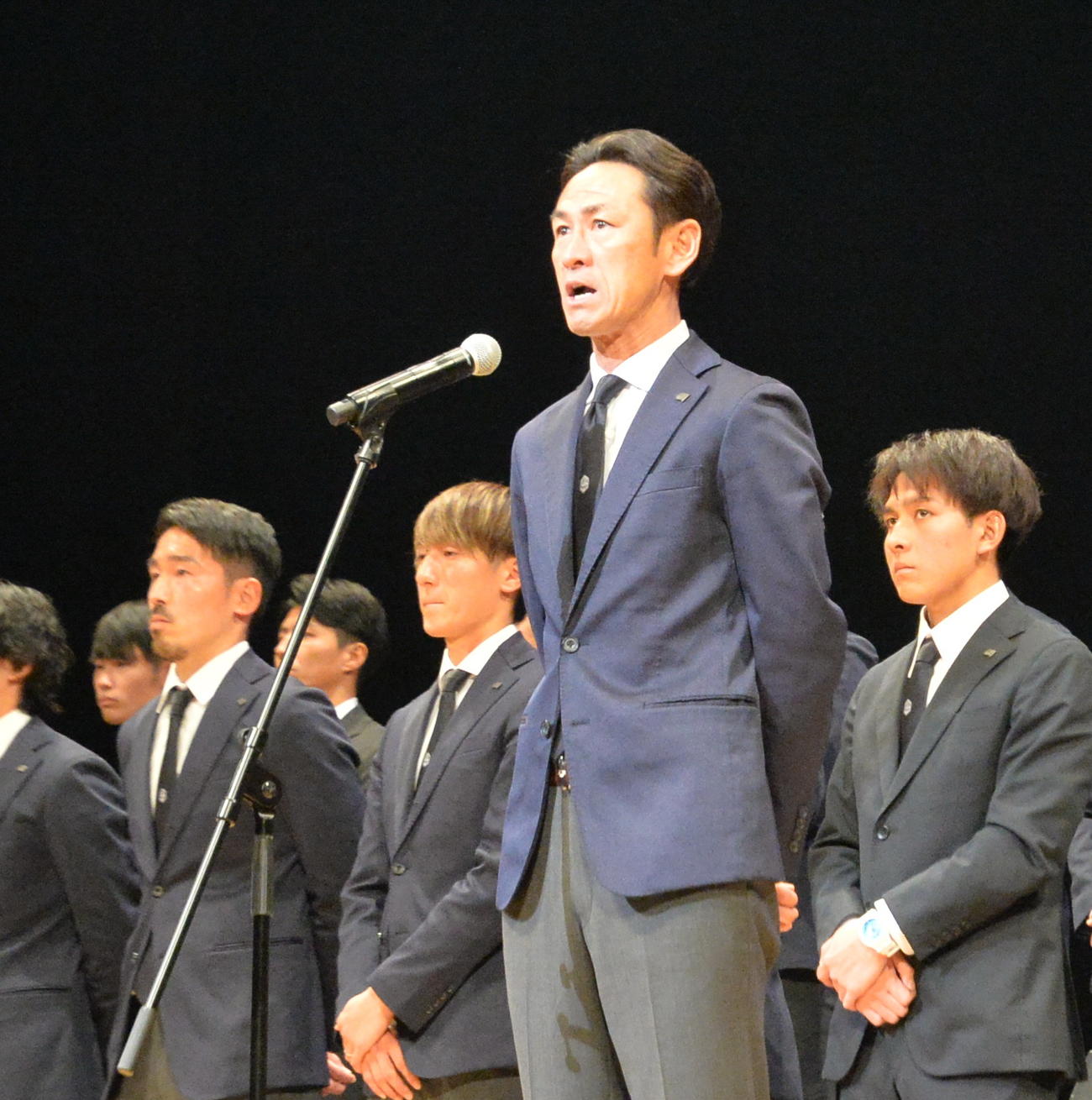 今季の決意をサポーターに伝えるJ2山形・渡辺監督（撮影・浜本神威）