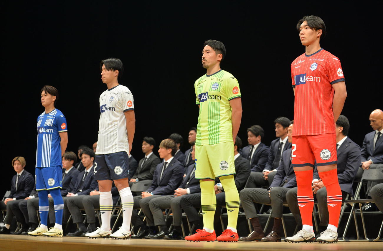 今季の新ユニホームを身にまとう、左からMF気田、DF城和、GK長谷川、GK上林（撮影・浜本神威）
