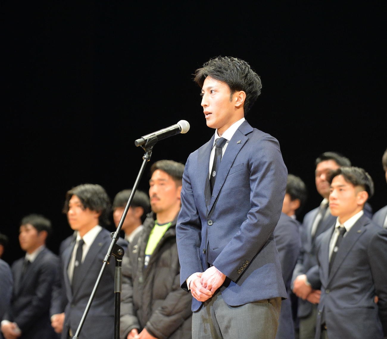 サポーターに共闘を呼び掛ける山形MF南（撮影・浜本神威）