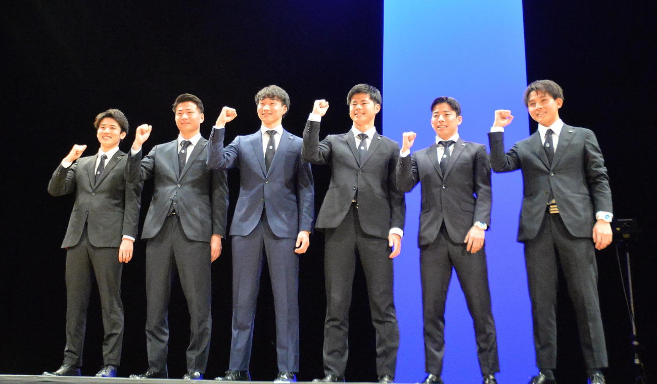 山形に新加入した、左からMF中村、FW堀金、GK寺門、FW大森、MF吉尾、MF野嶽（撮影・浜本神威）