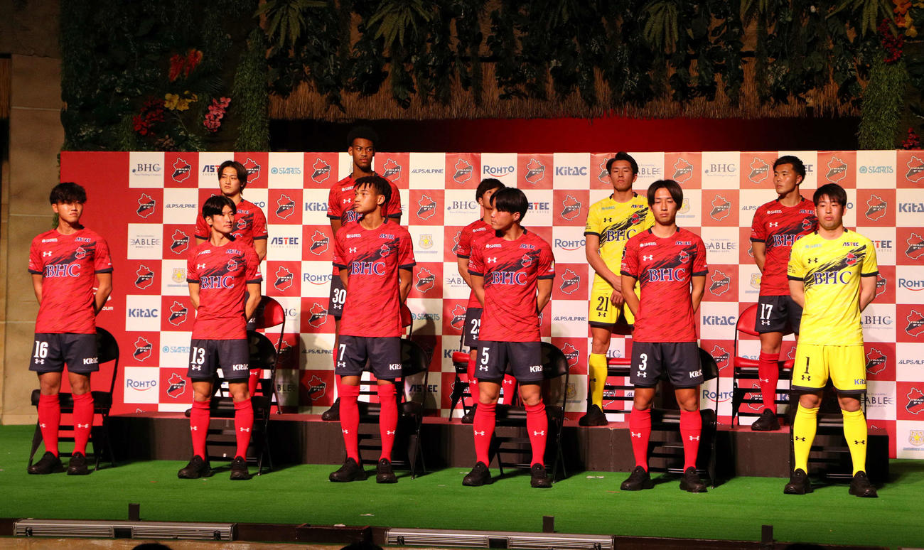 新加入の前列左から加藤、村上、石渡、白井、遠藤、早坂、後列左から山内、木吹、鵜木、松本、山田（撮影・木村有優）
