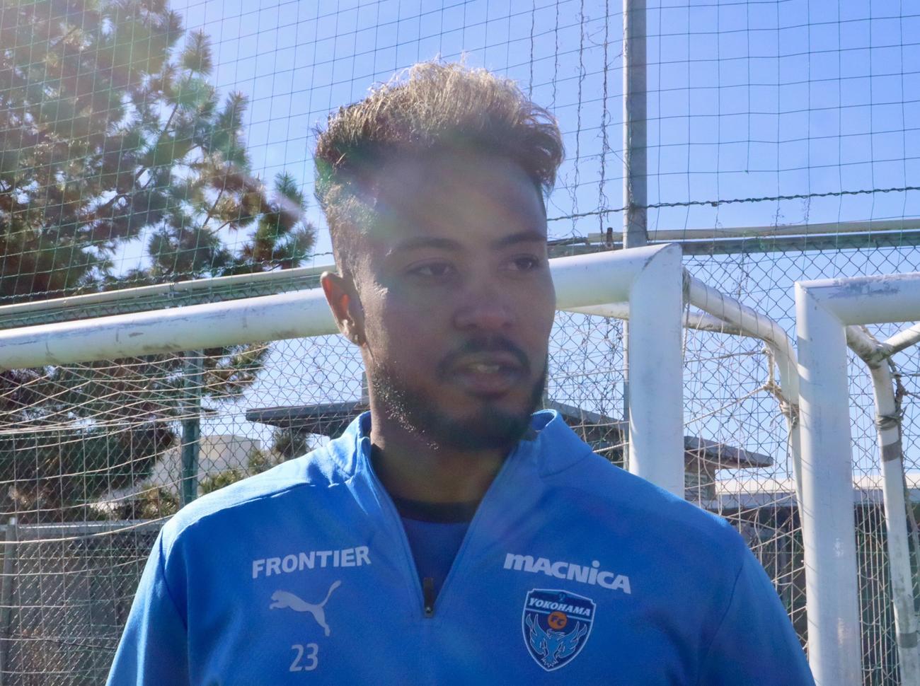 練習後に取材に応じた横浜FCのFW鈴木