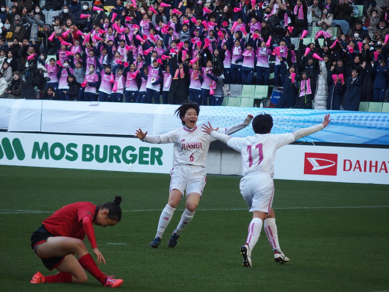 全国高校女子サッカー選手権決勝で先制点を決めた藤枝順心FW鈴木凛音（11番）とFW弦間結月