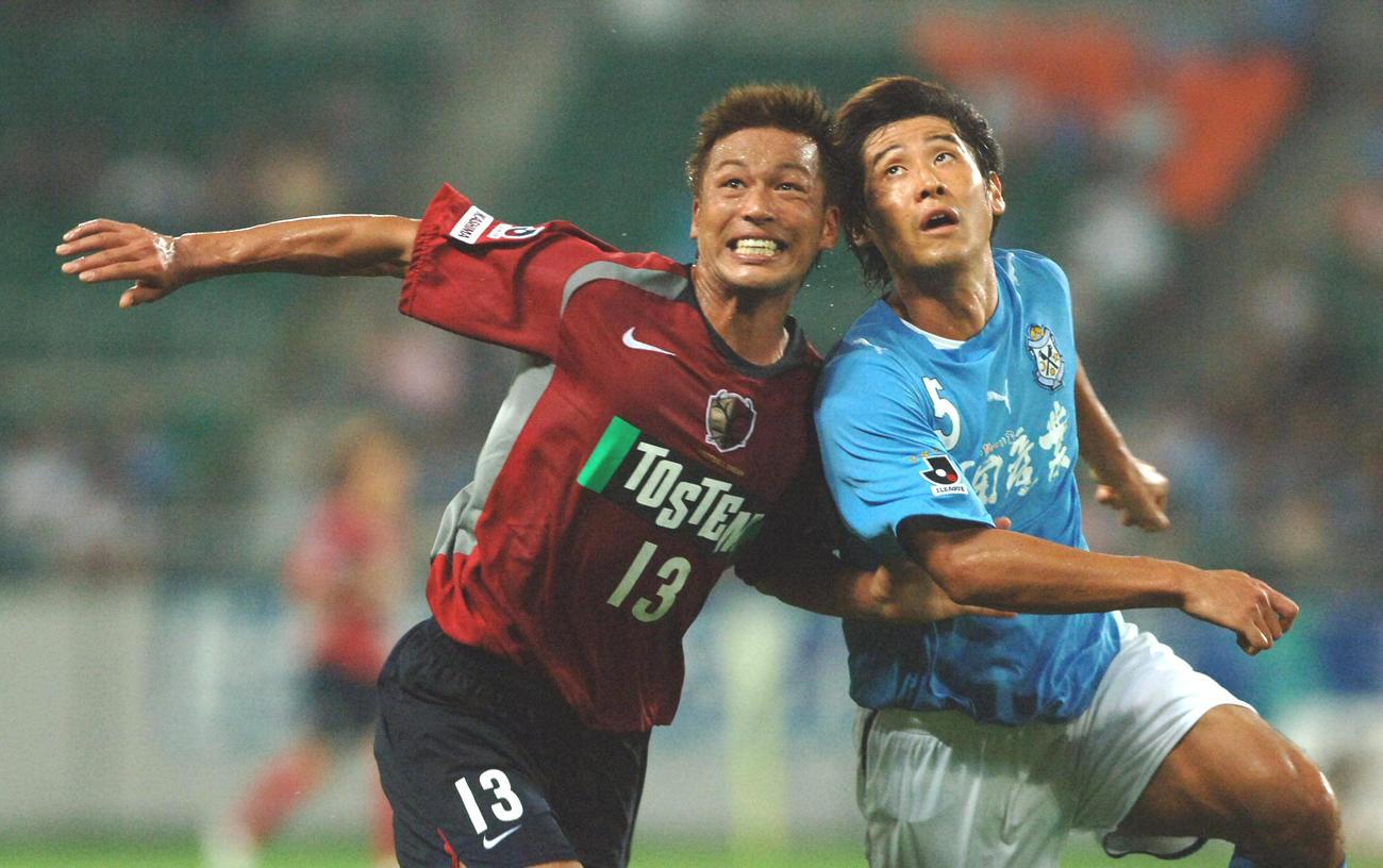 06年8月、激しく体をぶつけ合う鹿島FW柳沢敦（左）と磐田DF田中誠