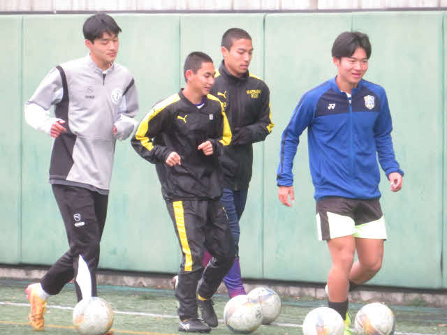 前橋育英MF白井誠也（左から2人目）ら選手たちは決勝に向けてコンディション調整に励む