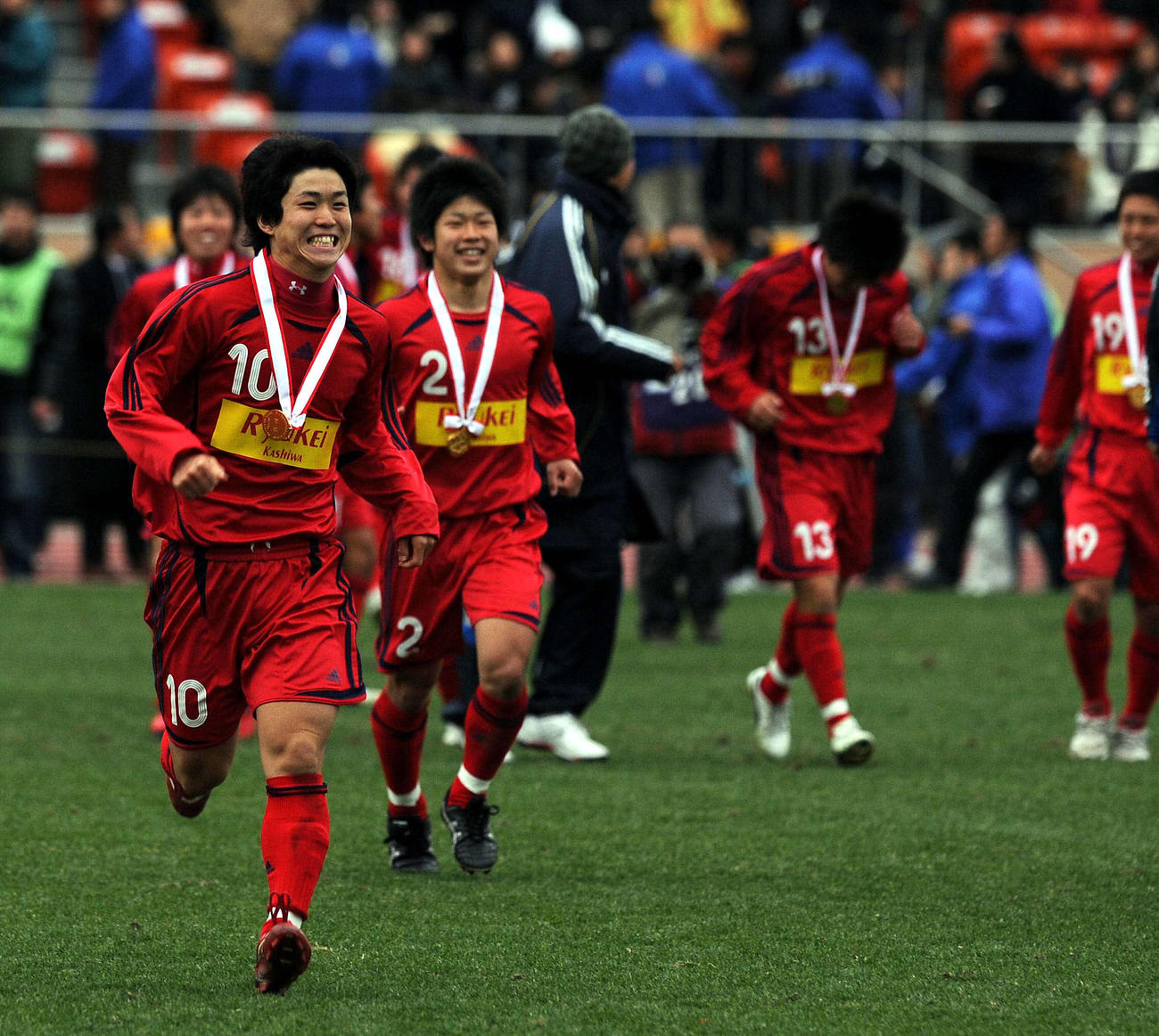 08年1月、選手権優勝を決め、大喜びでスタンドへ向かう流通経大柏FW大前（左）