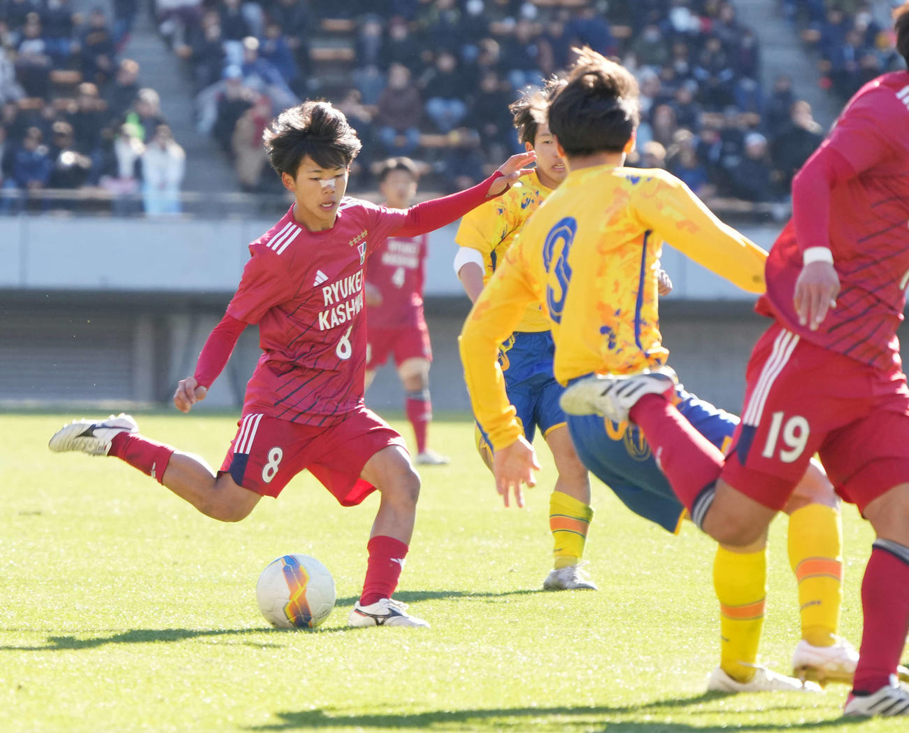 全国高校サッカー選手権大会準々決勝　流通経大柏対上田西　後半、ゴール前にパスする流通経大柏・亀田歩夢＝2025年1月4日