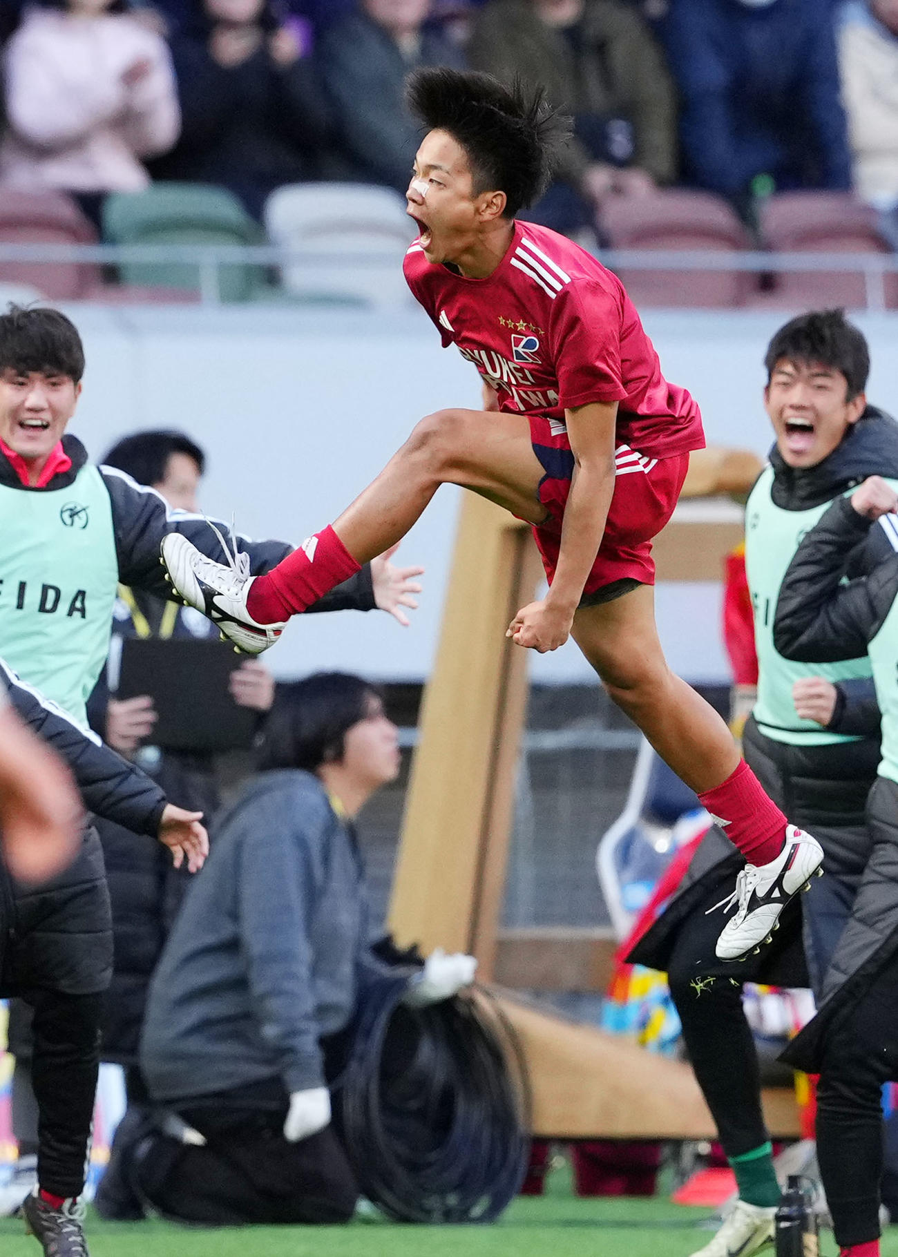 流通経大柏対前橋育英　前半、ゴールを決め歓喜する流通経大柏・亀田（撮影・横山健太）