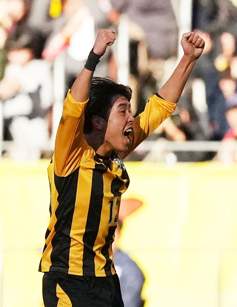 流通経大柏対前橋育英　前半、ゴールを決めガッツポーズする前橋育英・柴野（撮影・横山健太）