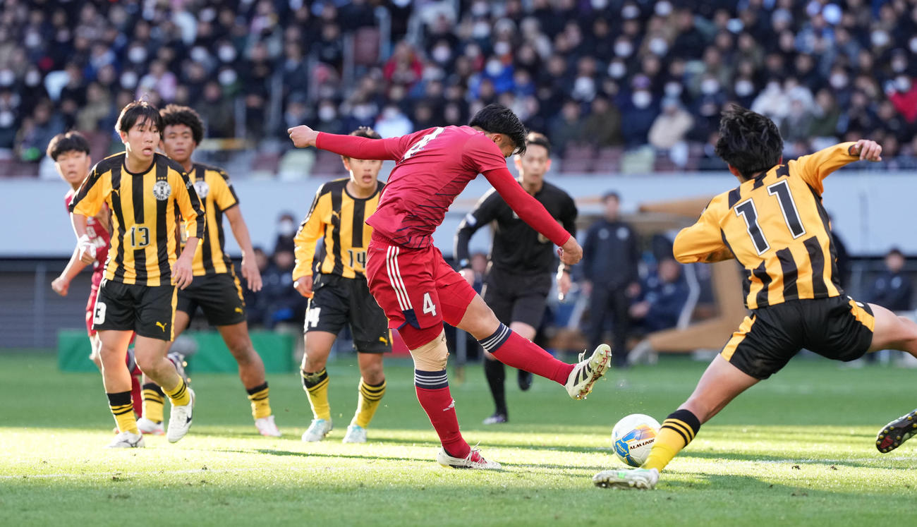 前橋育英対流通経大柏　後半、シュートを放つ流通経大柏・奈須（撮影・鈴木みどり）