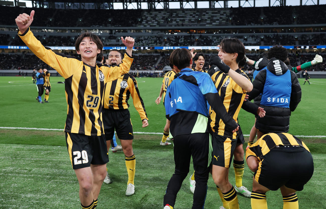 前橋育英対流通経大柏　優勝を果たし歓喜する前橋育英イレブン（撮影・横山健太）