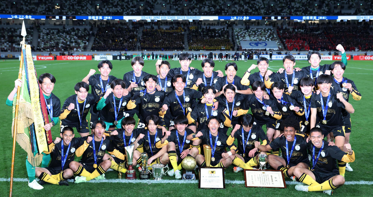 前橋育英対流通経大柏　優勝を果たし歓喜する前橋育英イレブン（撮影・横山健太）