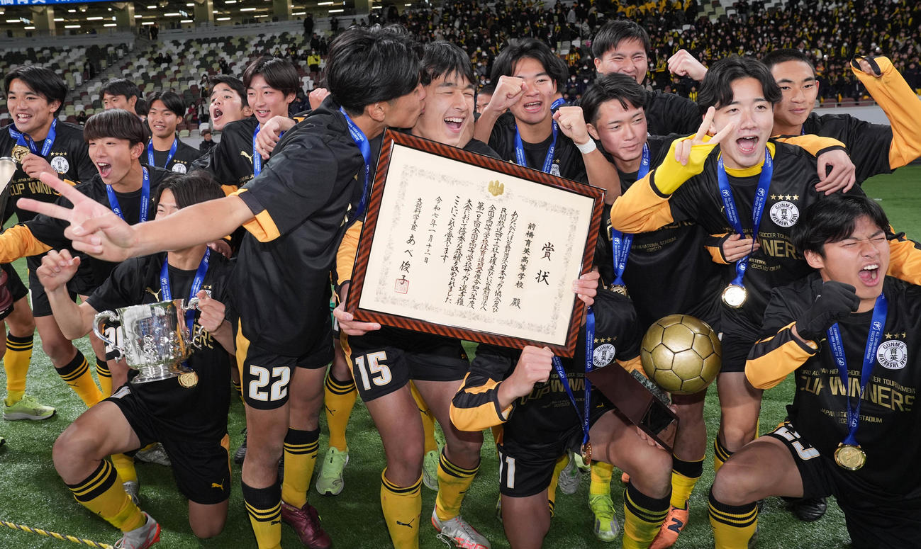 前橋育英対流通経大柏　優勝し、佐藤（中央）のほっぺにキスをする前橋育英・竹ノ谷（中央左）（撮影・鈴木みどり）