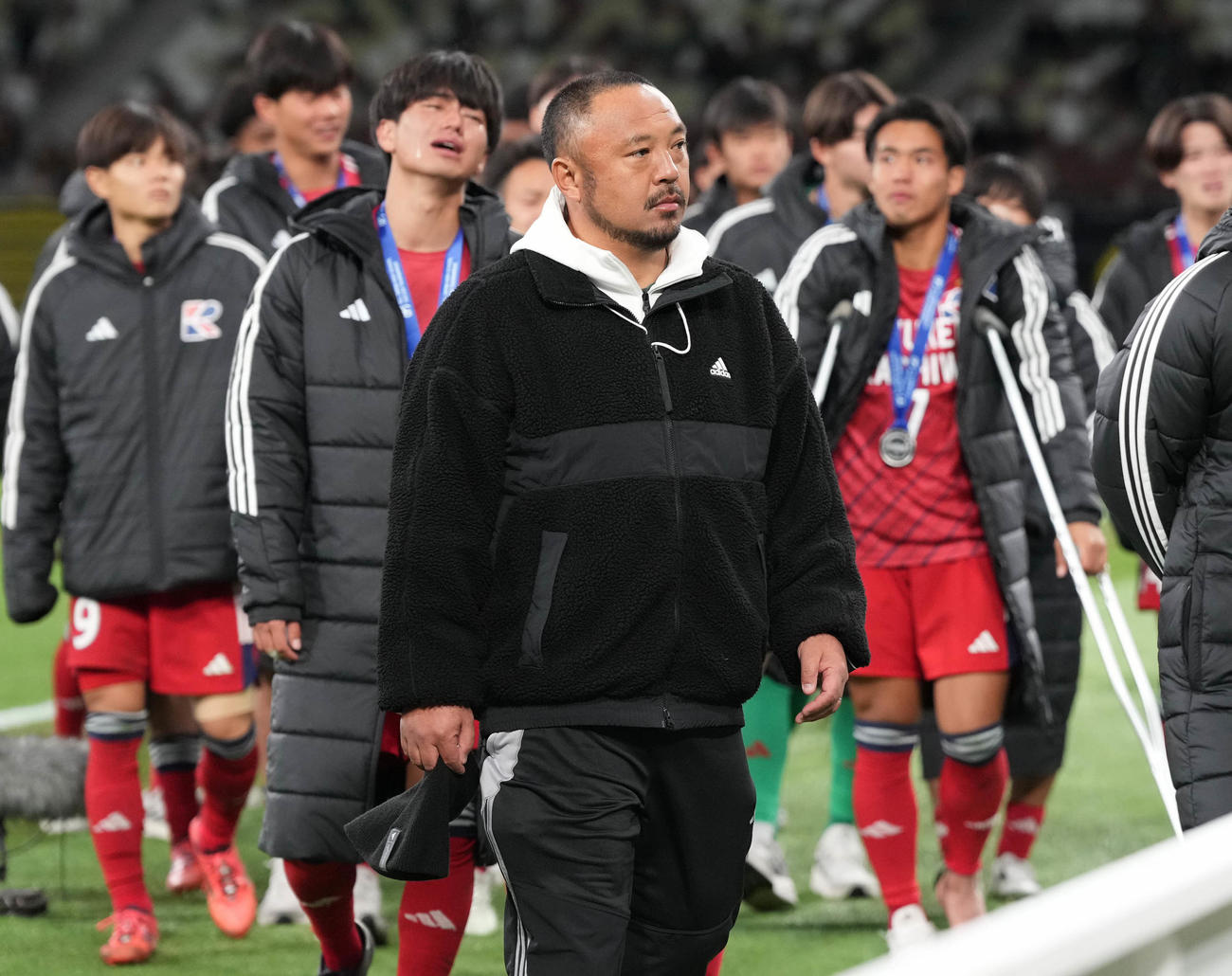 前橋育英対流通経大柏　優勝を逃し、応援団の前へあいさつに向かう流通経大柏・榎本監督（手前）（撮影・鈴木みどり）