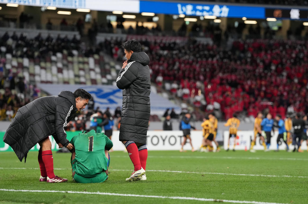 前橋育英対流通経大柏　PK戦で敗れ優勝を逃し、うなだれる流通経大柏GK加藤（左から2人目）（撮影・鈴木みどり）